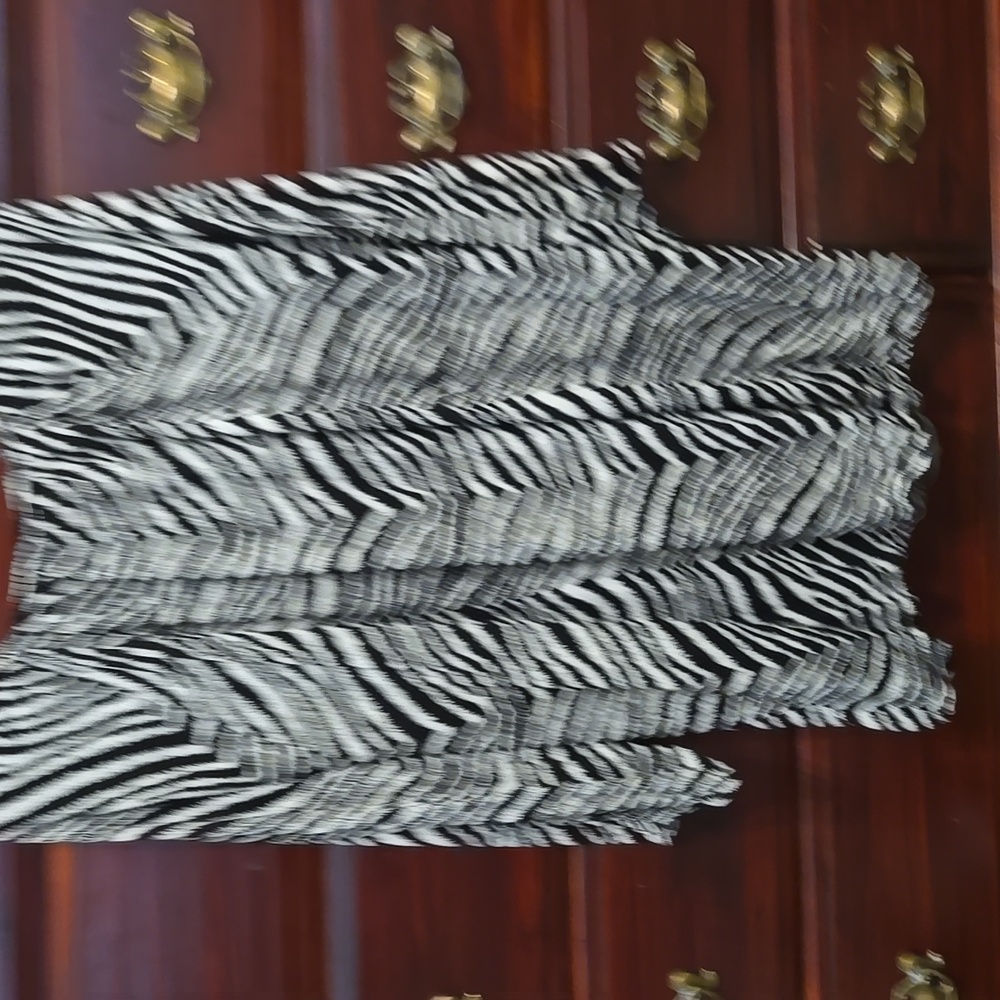 MICHAEL Michael Kors Black And White Zebra Patterned 3/4 Sleeve Top - Picture 3 of 8